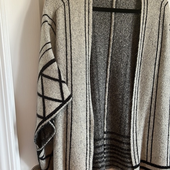 Short Sleeve Sweater - Picture 2 of 4